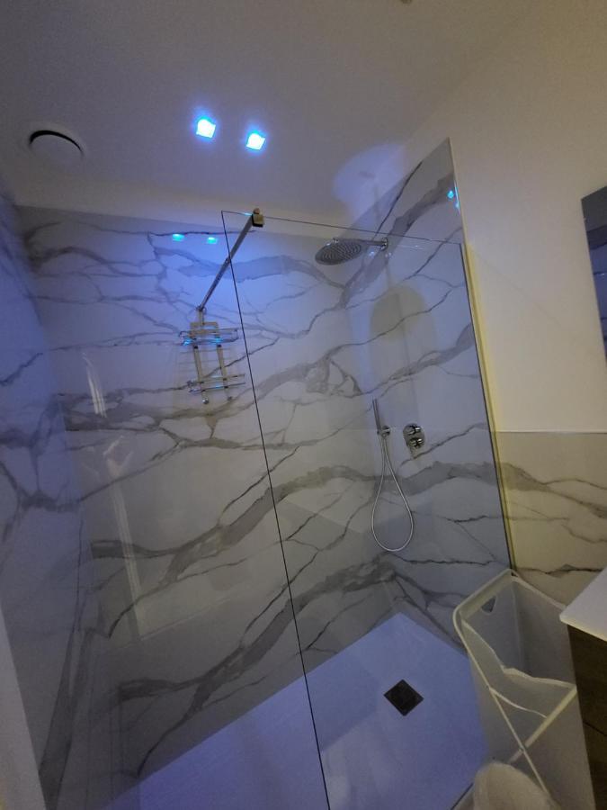 Casa Vacanze Manthy Posizione Centrale Bari Bagian luar foto