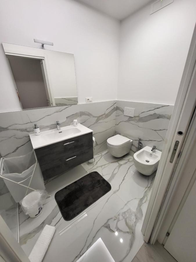 Casa Vacanze Manthy Posizione Centrale Bari Bagian luar foto