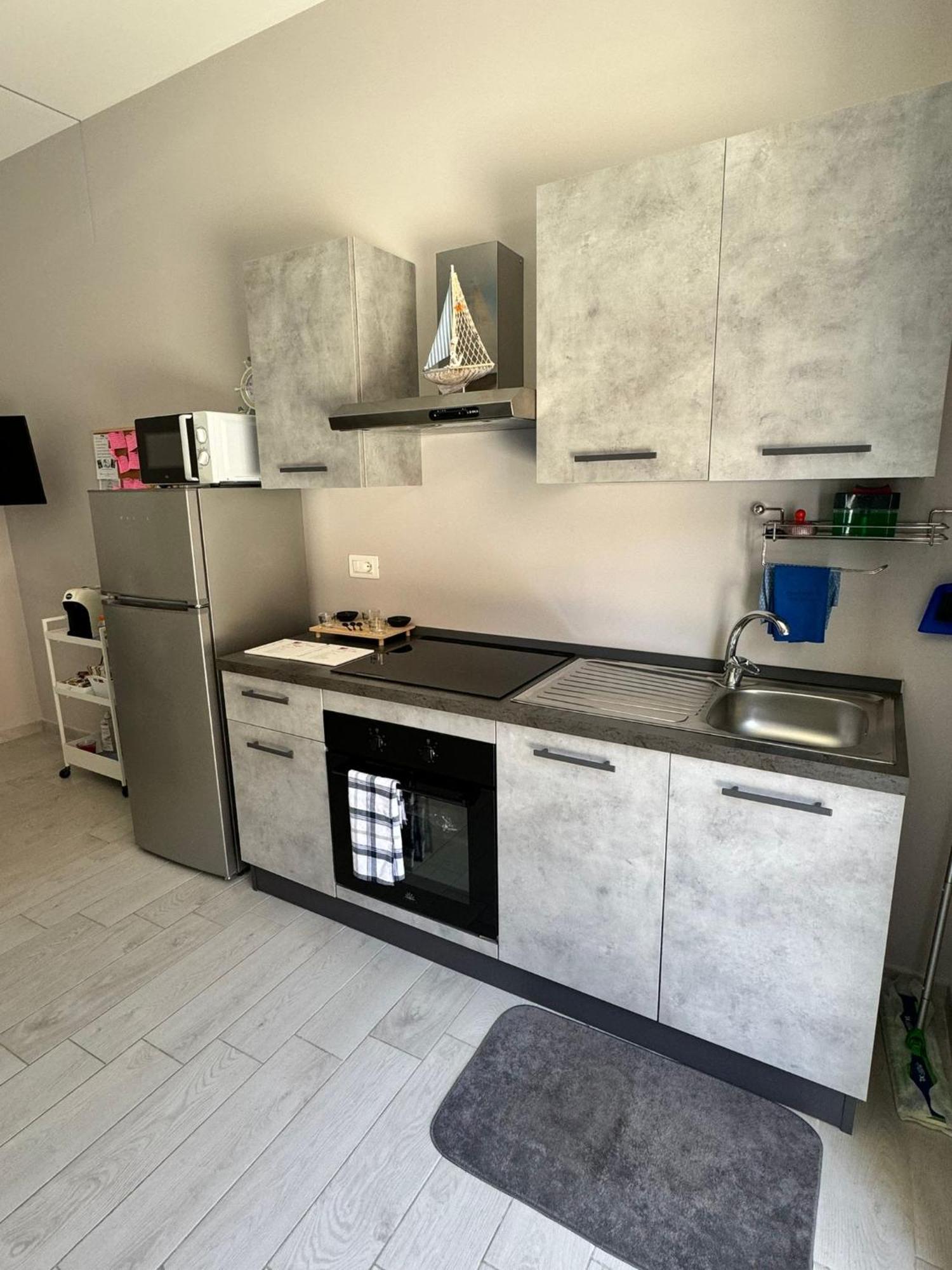 Casa Vacanze Manthy Posizione Centrale Bari Bagian luar foto