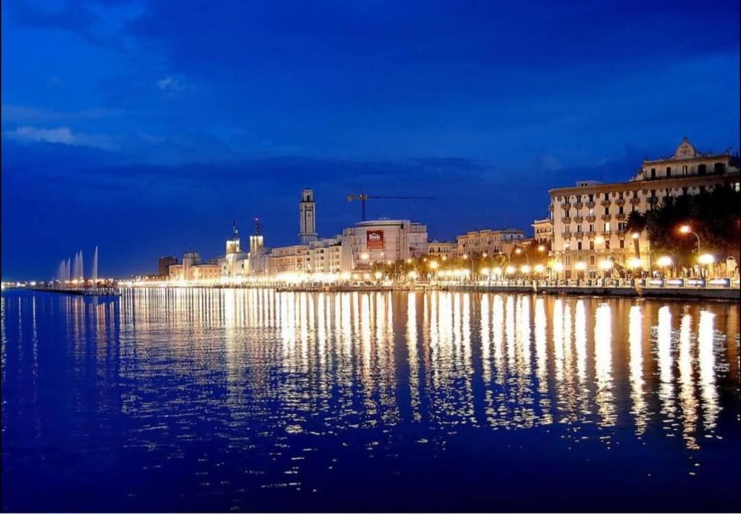 Casa Vacanze Manthy Posizione Centrale Bari Bagian luar foto