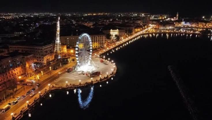Casa Vacanze Manthy Posizione Centrale Bari Bagian luar foto