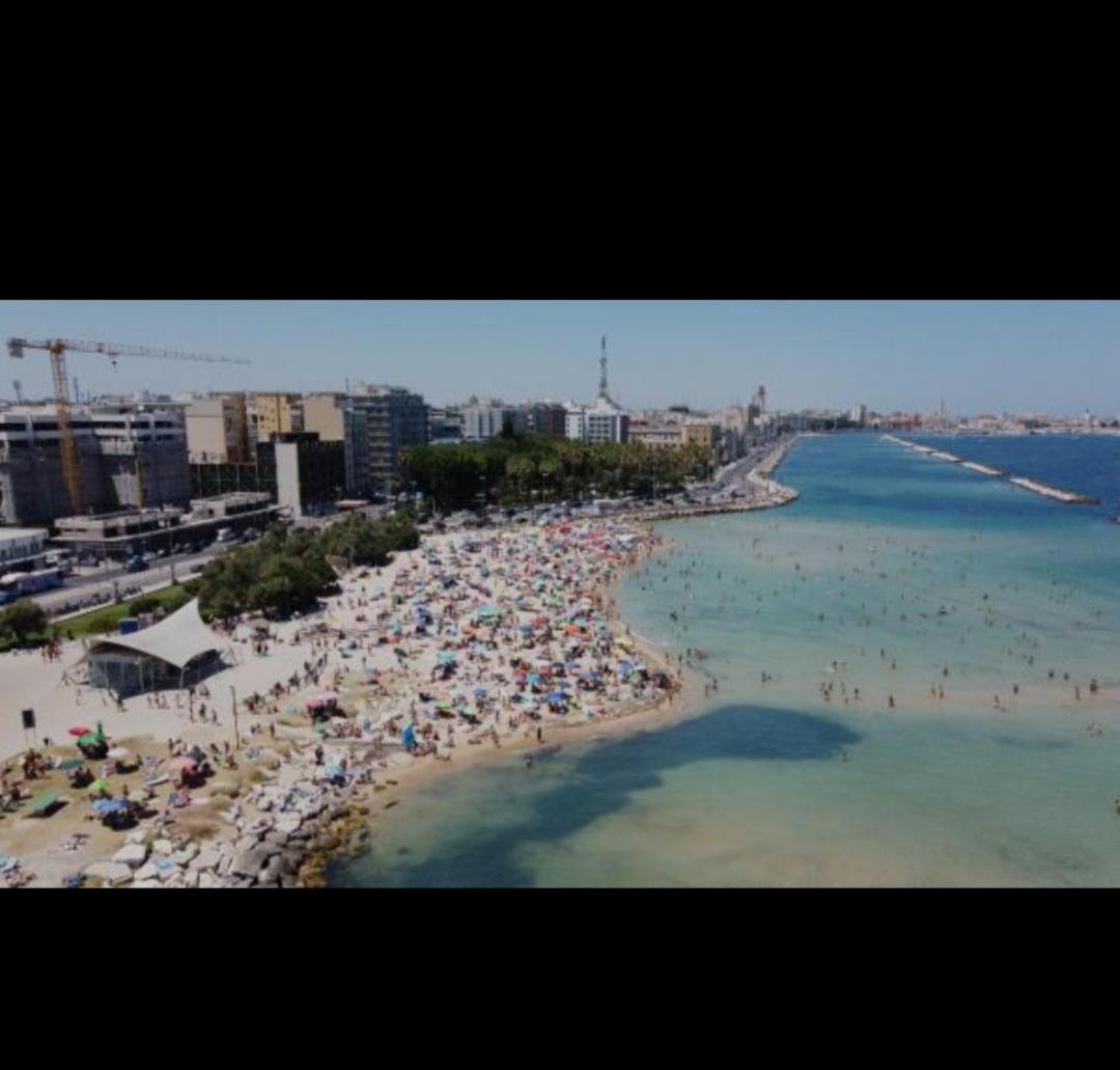 Casa Vacanze Manthy Posizione Centrale Bari Bagian luar foto
