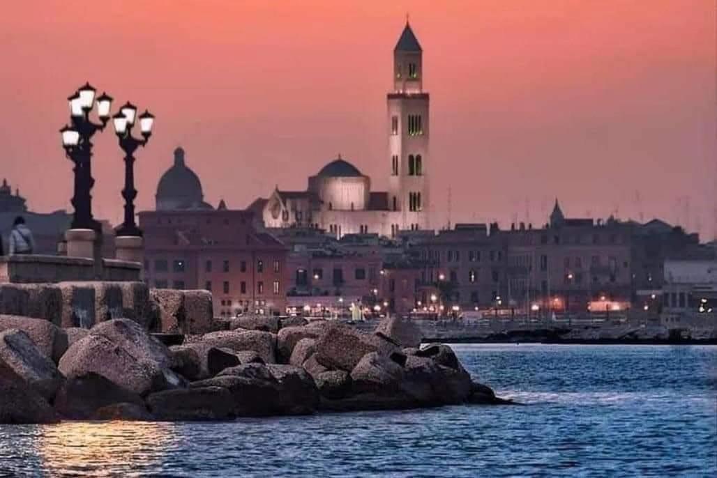 Casa Vacanze Manthy Posizione Centrale Bari Bagian luar foto