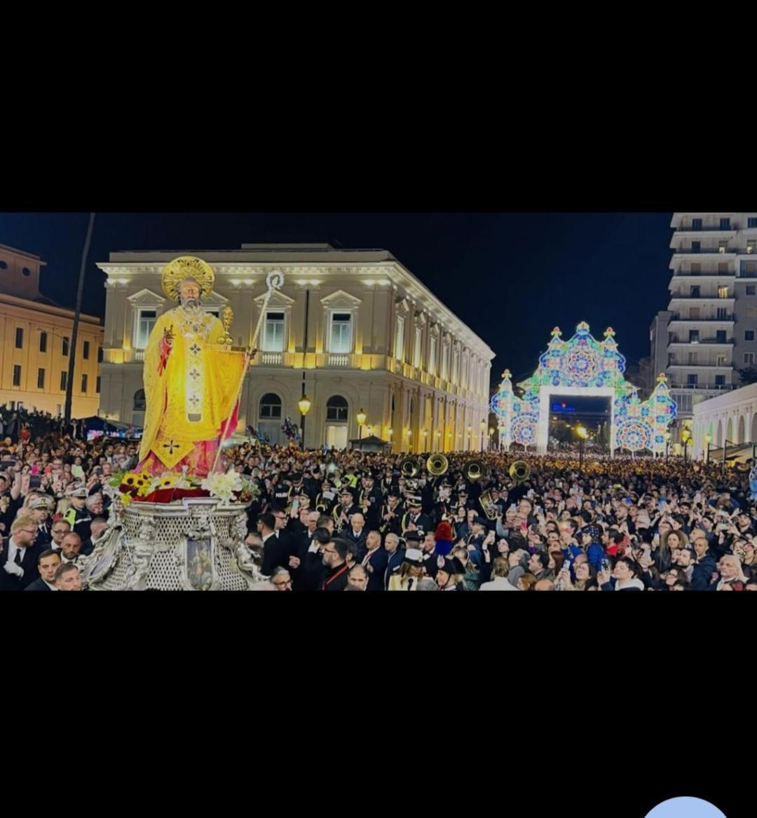 Casa Vacanze Manthy Posizione Centrale Bari Bagian luar foto
